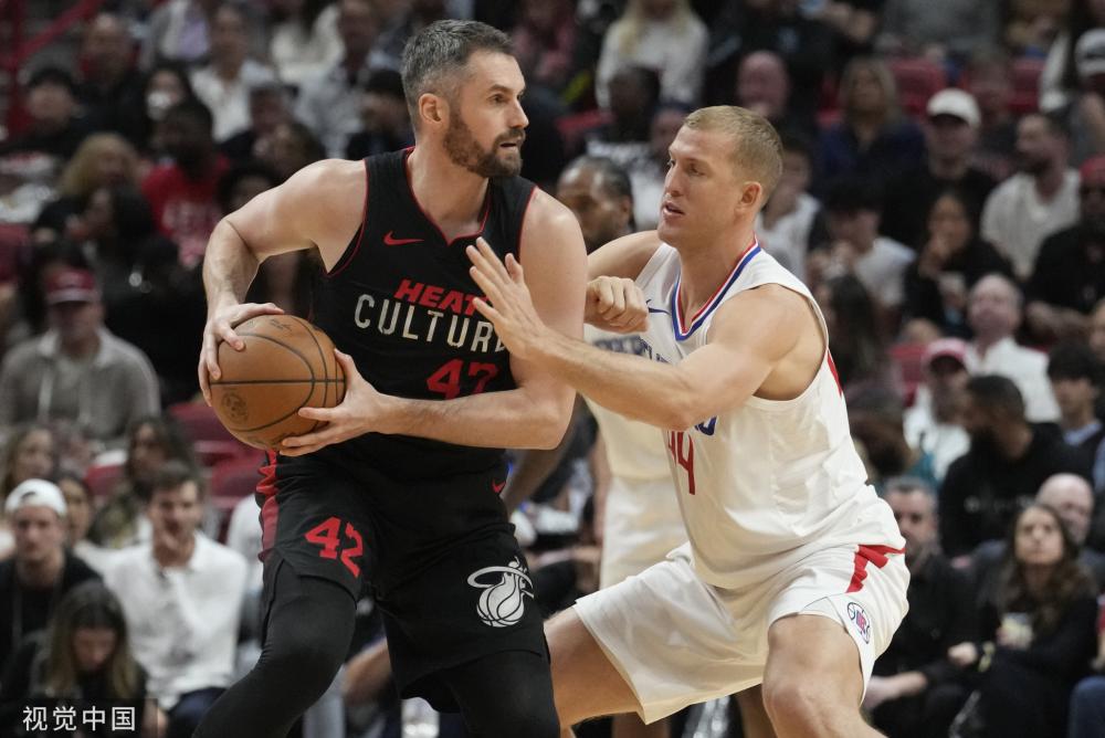 屏息静气地 屏息静气地